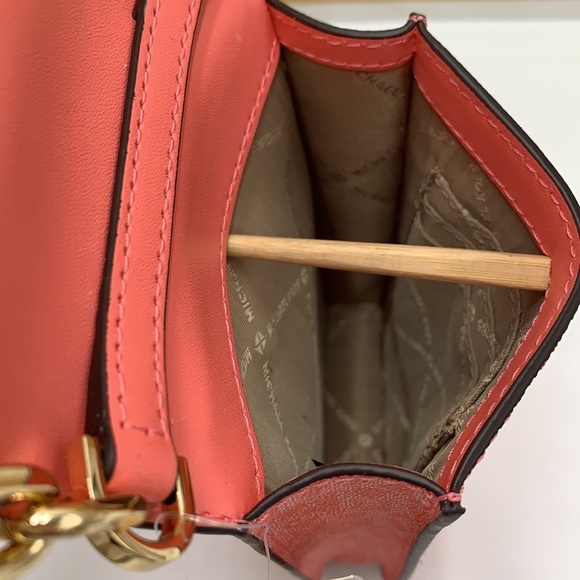 Michael Kors Carmen Small Logo
Smartphone Crossbody Grapefruit signature color - Picture 4 of 16